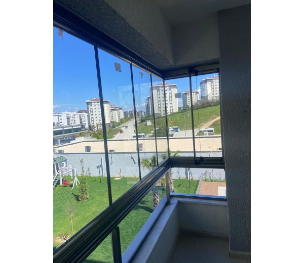 Bursa Cam Balkon Sistemleri: Modern Yaşam Alanlarında Şıklık ve Fonksiyonellik